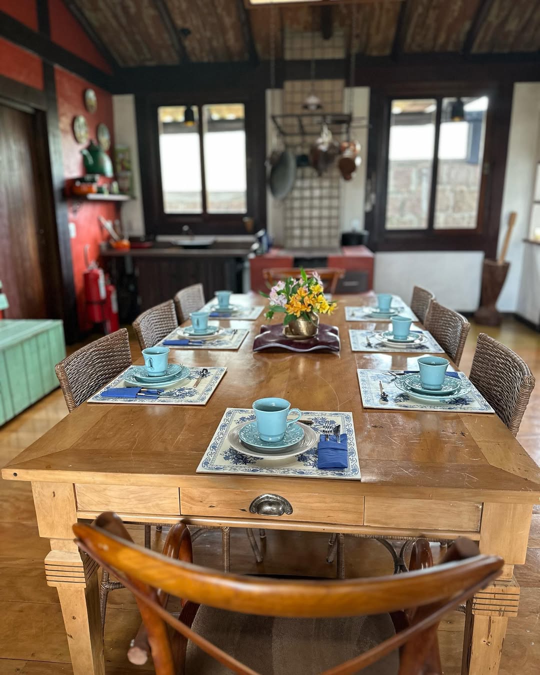Mesa preparada para celebração de aniversário