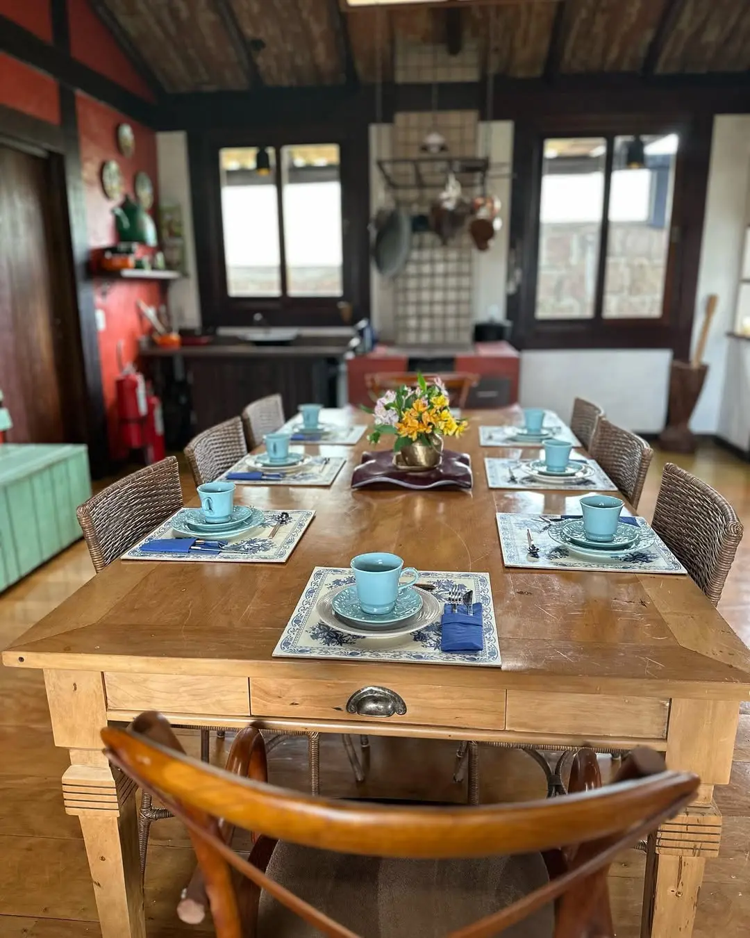 Mesa preparada para celebração de aniversário