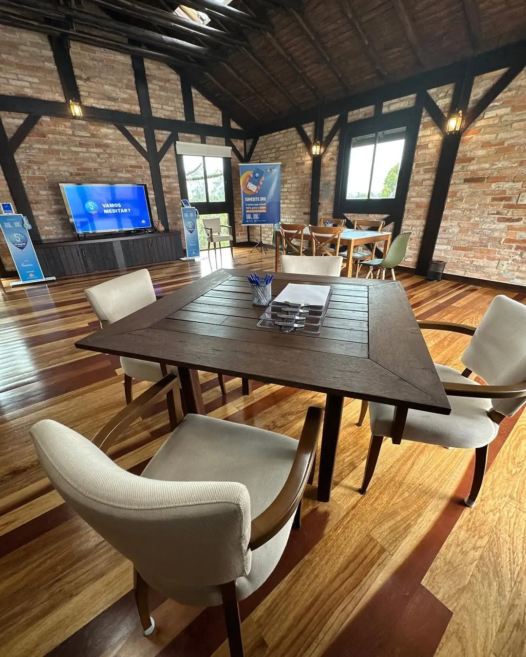 Sala preparada para vivência corporativa