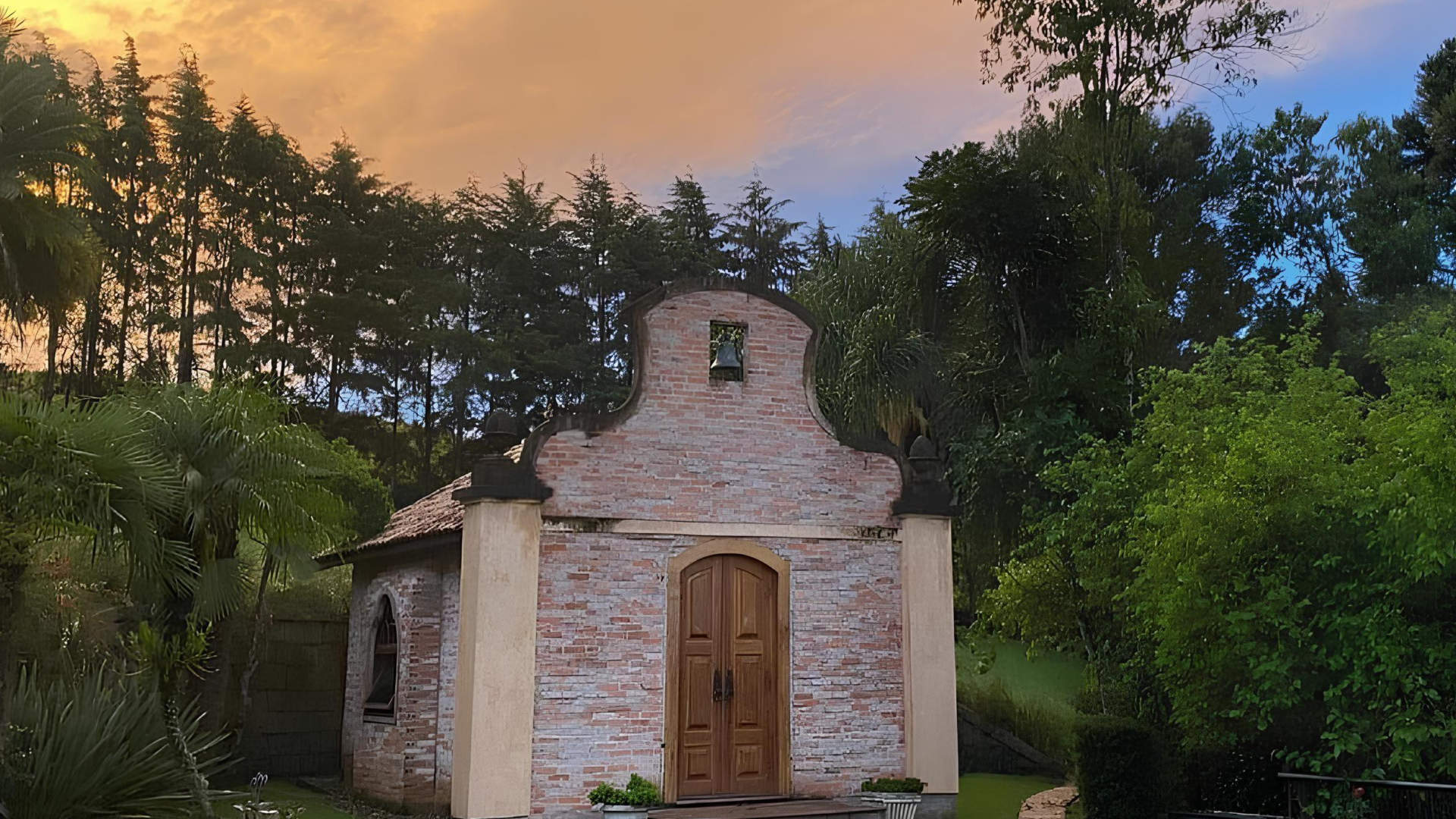 Capela ao pôr do sol