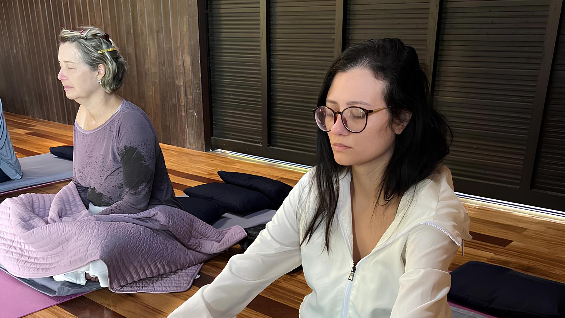Participantes em meditação sentada