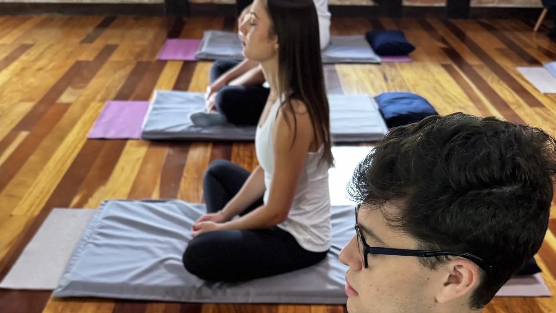Participantes em meditação sentada