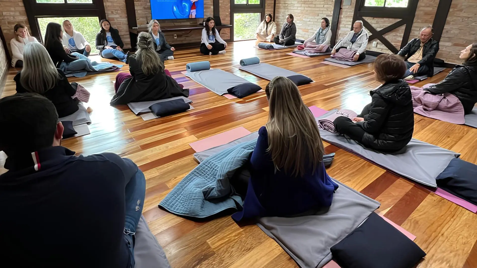 Grupo em prática meditativa em círculo
